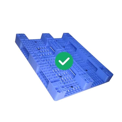 FDAのPEの倉庫のプラスチック パレット2000Kgは1300X1100開いた上のデッキに荷を積む