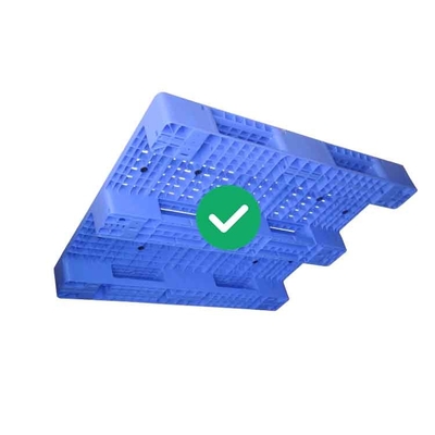 人間工学的のHDPEのプラスチック パレット1300x1100 5000Kgは快適な処理に荷を積む